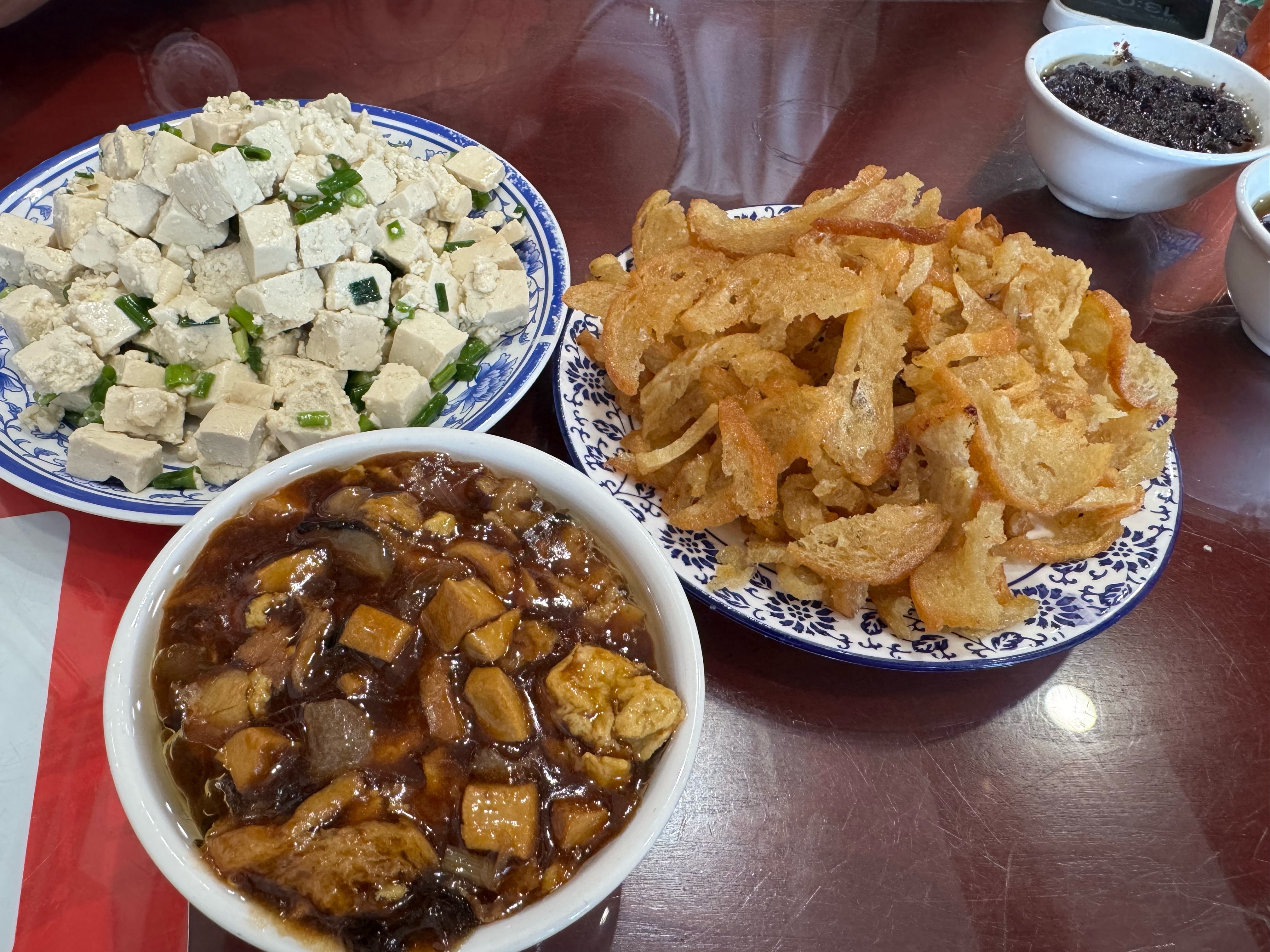 谁能懂这一碗手擀面的含金量啊，再配上点面筋和鸡蛋。好吃到迷糊。 ​​​