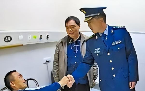 1988 年，飞行员何茂生坠机深山，被农民吴华富出手相救；27 年后，吴华富患癌