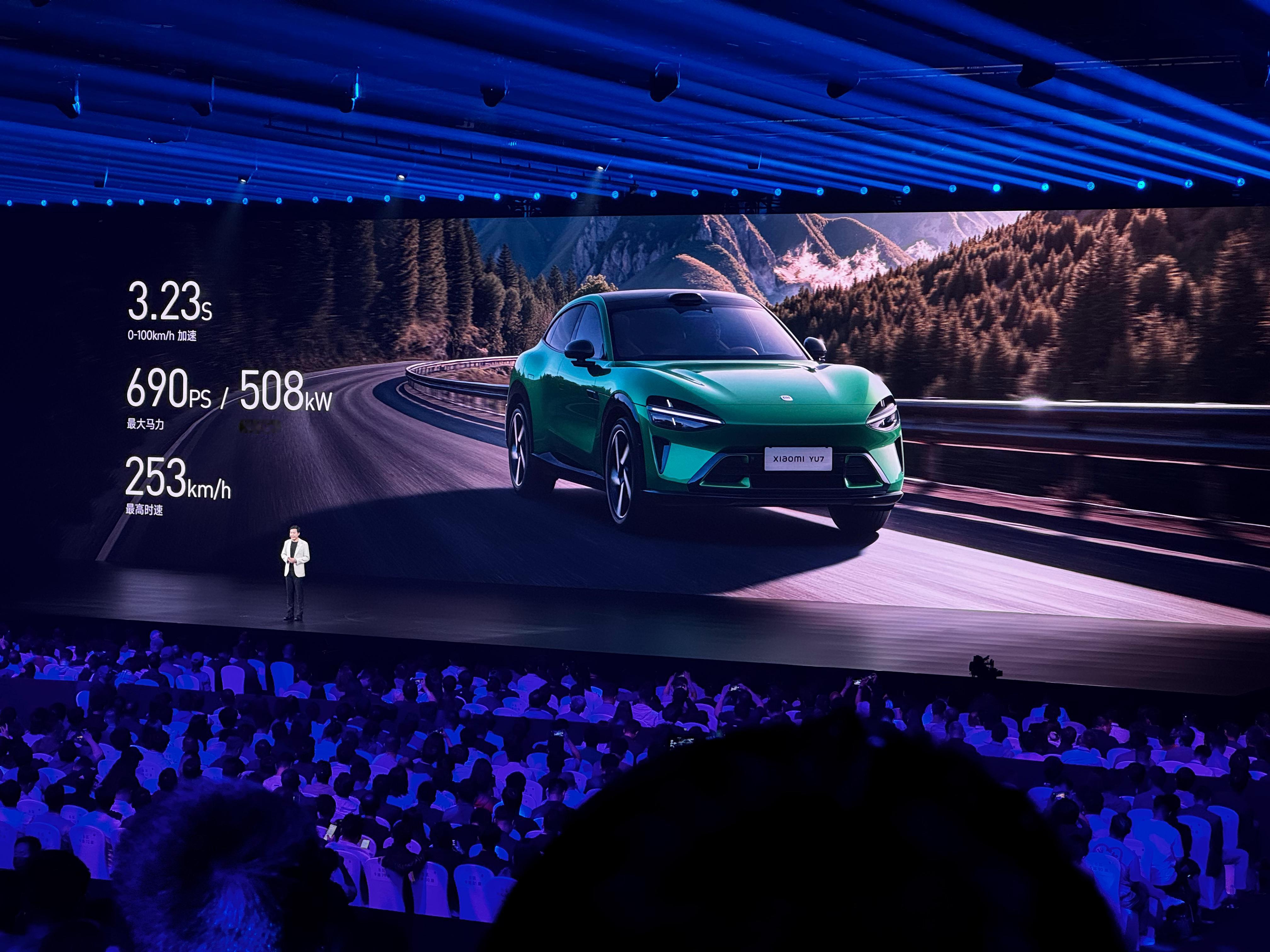 小米YU7四驱版本的性能参数508kW零百3.23s极速253km/h还对比了一