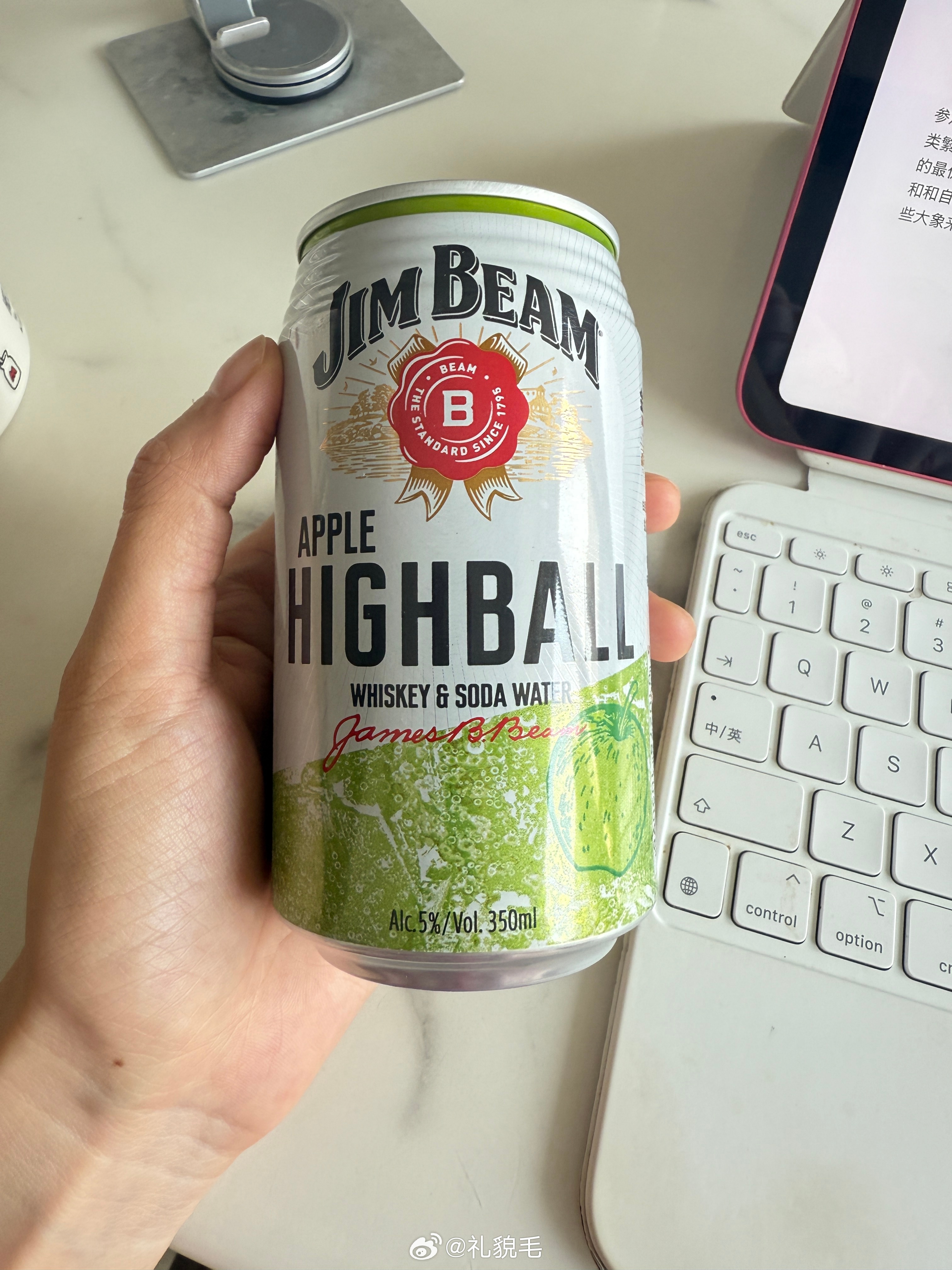 刚才有网友问我今天微博怎么才两条首先是我宿醉了昨晚喝了一瓶这个，早上起来头痛欲裂