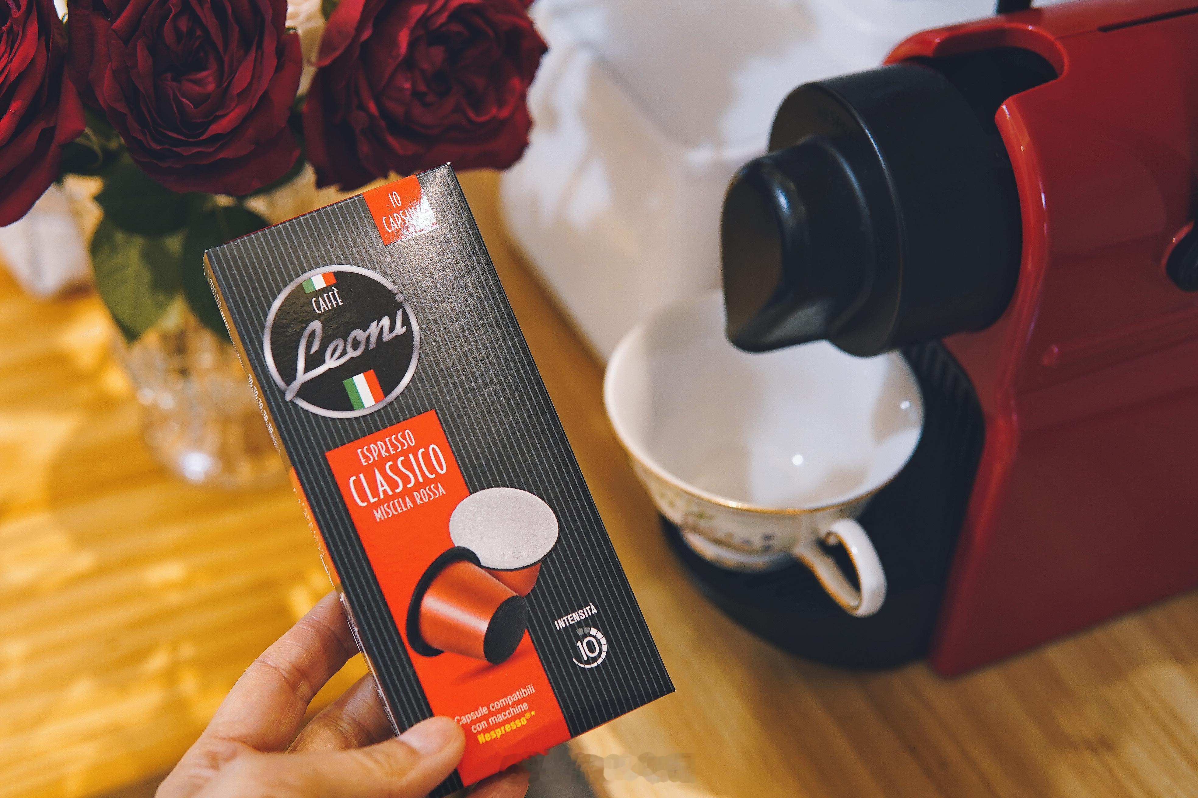 喝个下午茶，喜欢意式咖啡的话胶囊咖啡机真的太棒了。萃取出浓郁均匀的油脂，每一杯的