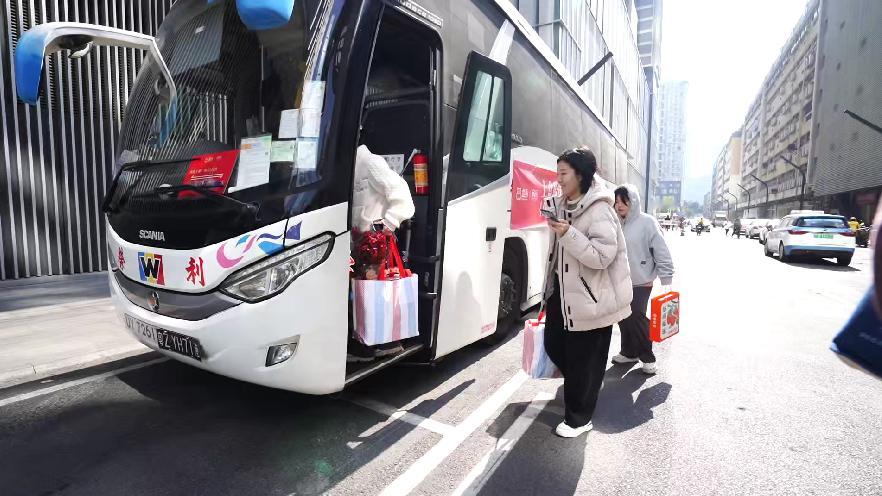 深圳开专线巴士接送港人买年货   香港人来深圳买猫粮 深圳往返香港现在真的太方便