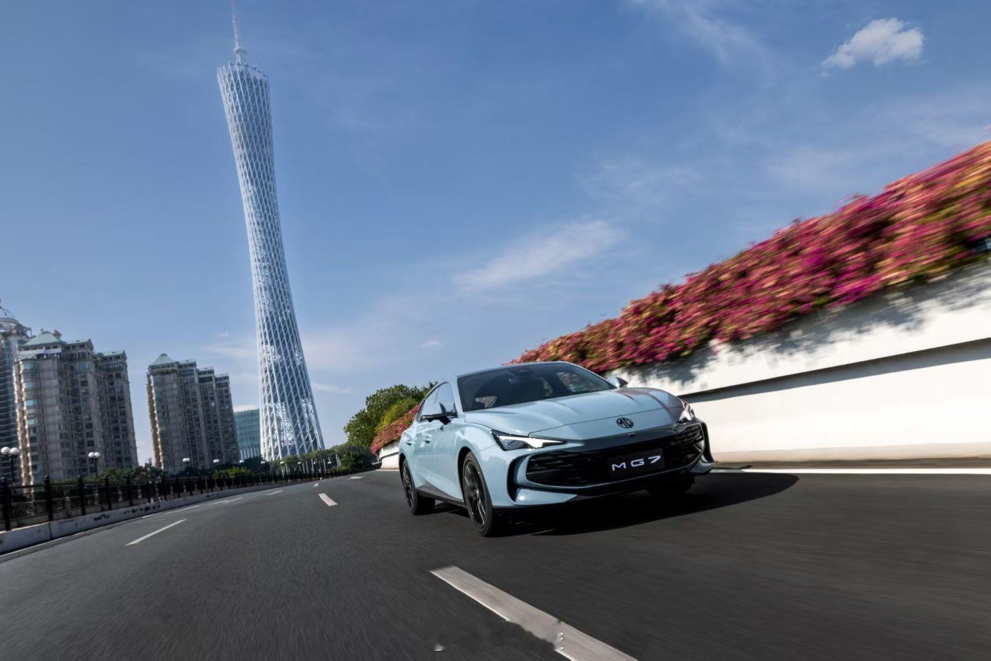 全系都标配三段式电动尾翼，新的这个主打色也好看，MG7还是每年都要勾引我一次