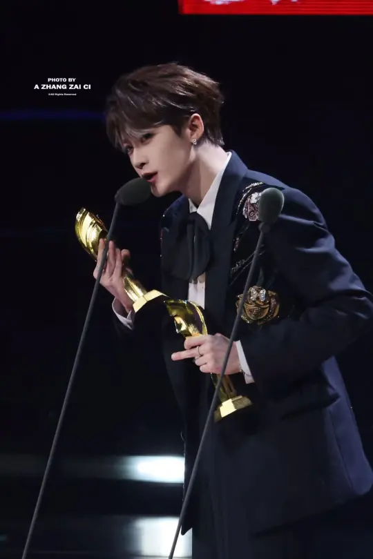 Omg！这个银色的挑染！