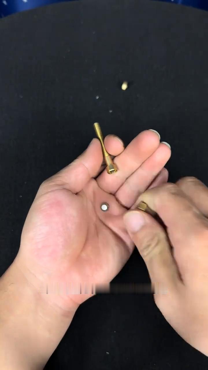 听话的螺丝。
停，上去，听你的，神不神奇？好不好玩？等我一下，没电了。
大家好，