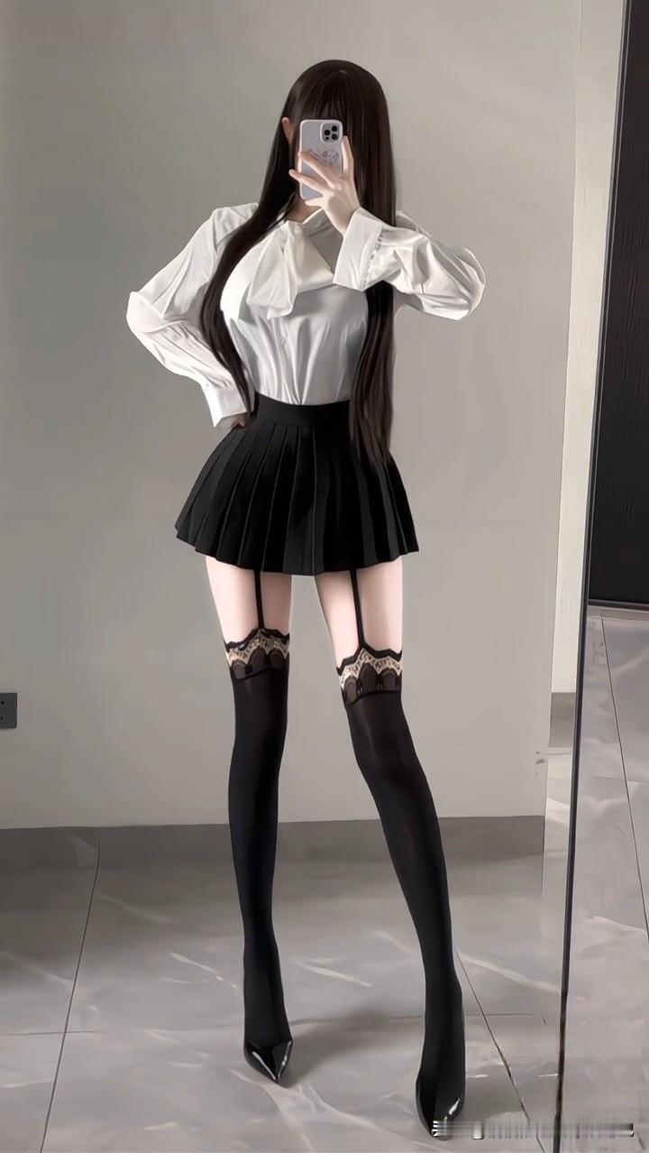 白衬衫配百褶裙是基础，灵魂全在这双蕾丝吊袜带过膝袜里✨
清纯又带点小心机，视觉拉