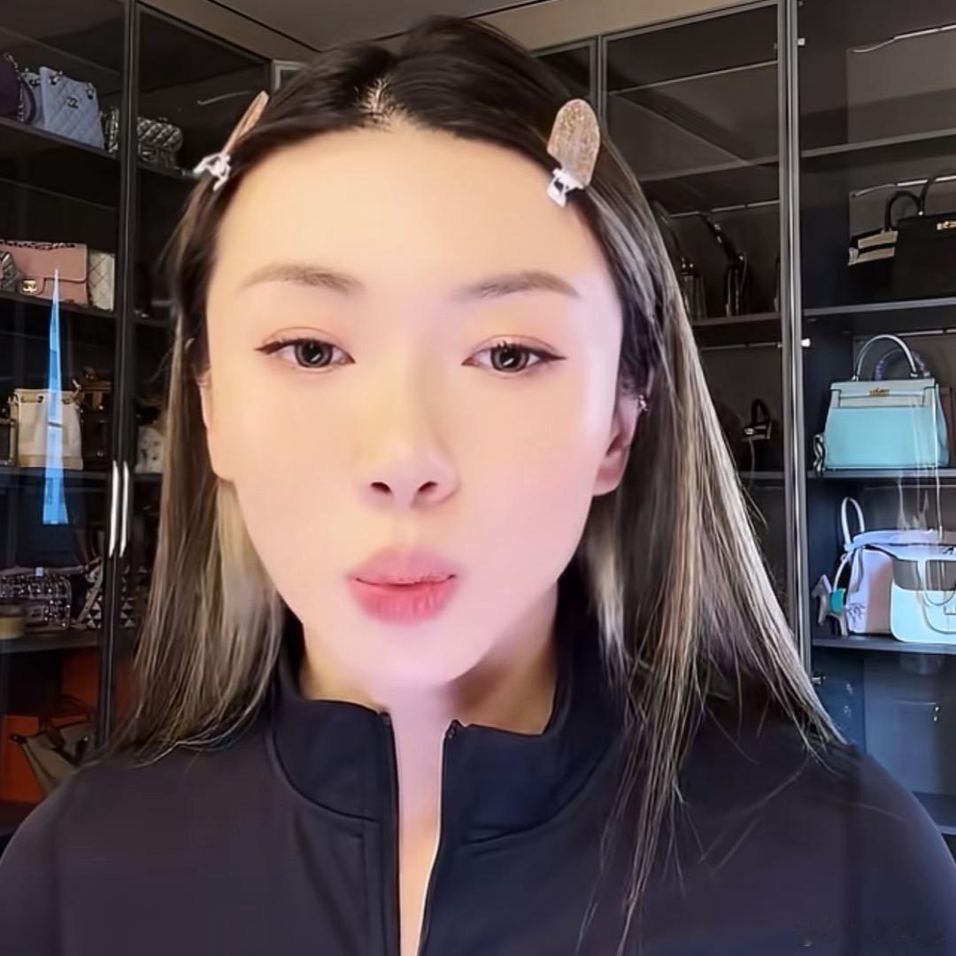 根据最新公开资料，程晓玥在2026年4月10日通过社交媒体回应了当年与郑恺的分手