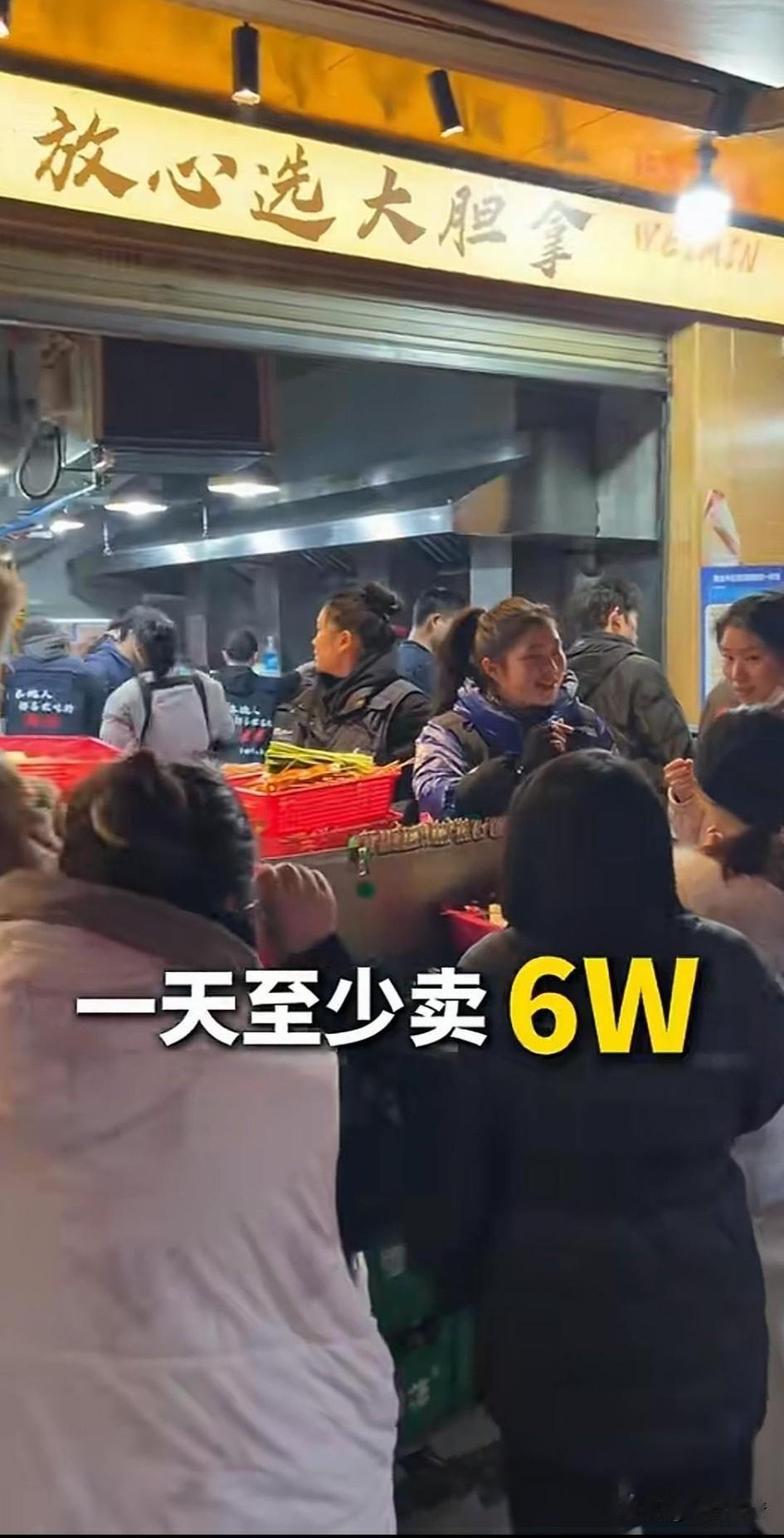 看到一位烧烤店的老板，
发现了一家宝藏小店，
这家店的菜品非常多，
居然像菜市场