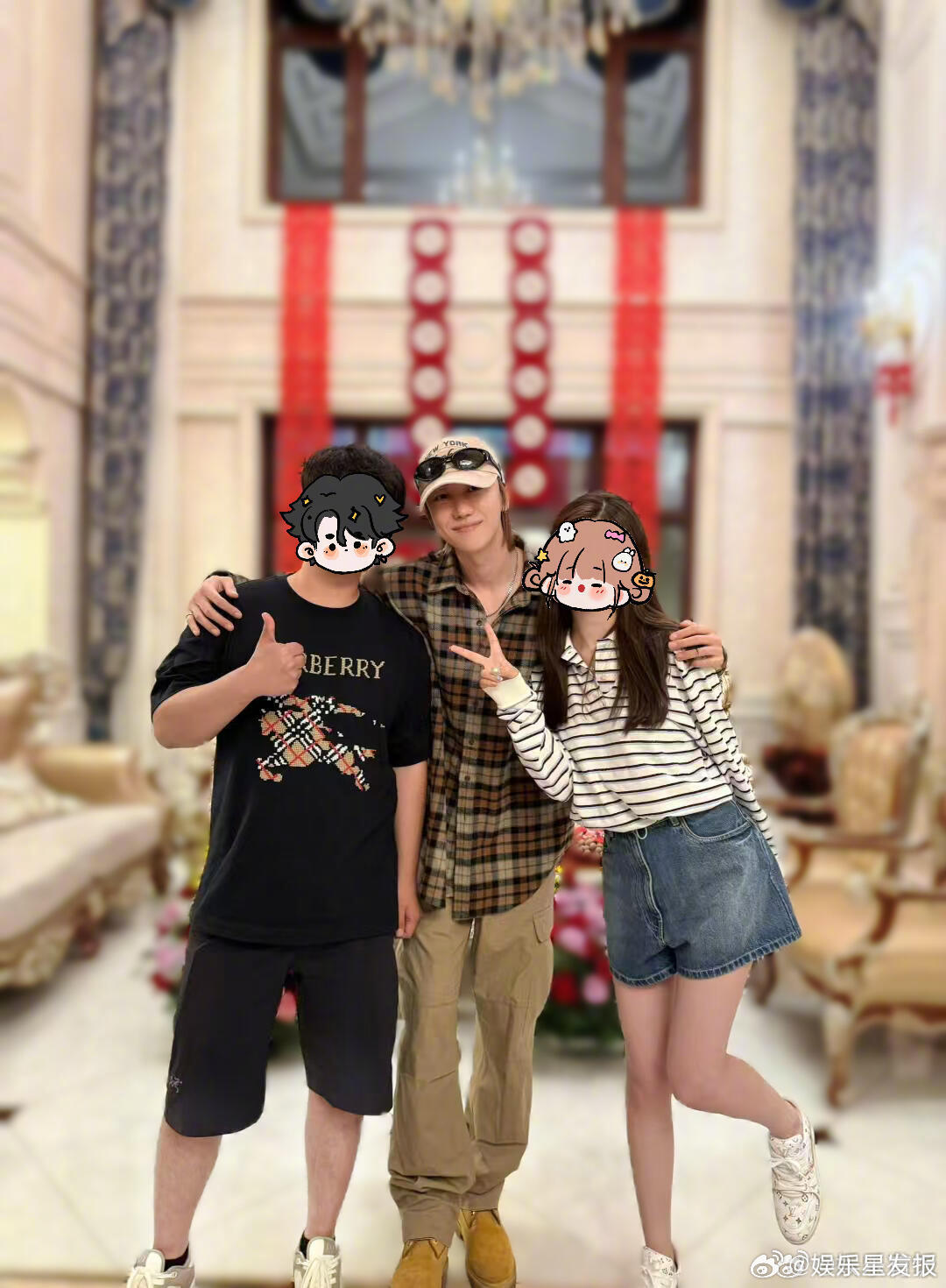 亲戚晒与徐明浩合照 近日回家参加亲戚的婚礼被偶遇，还有亲戚晒出了与徐明浩的合照和