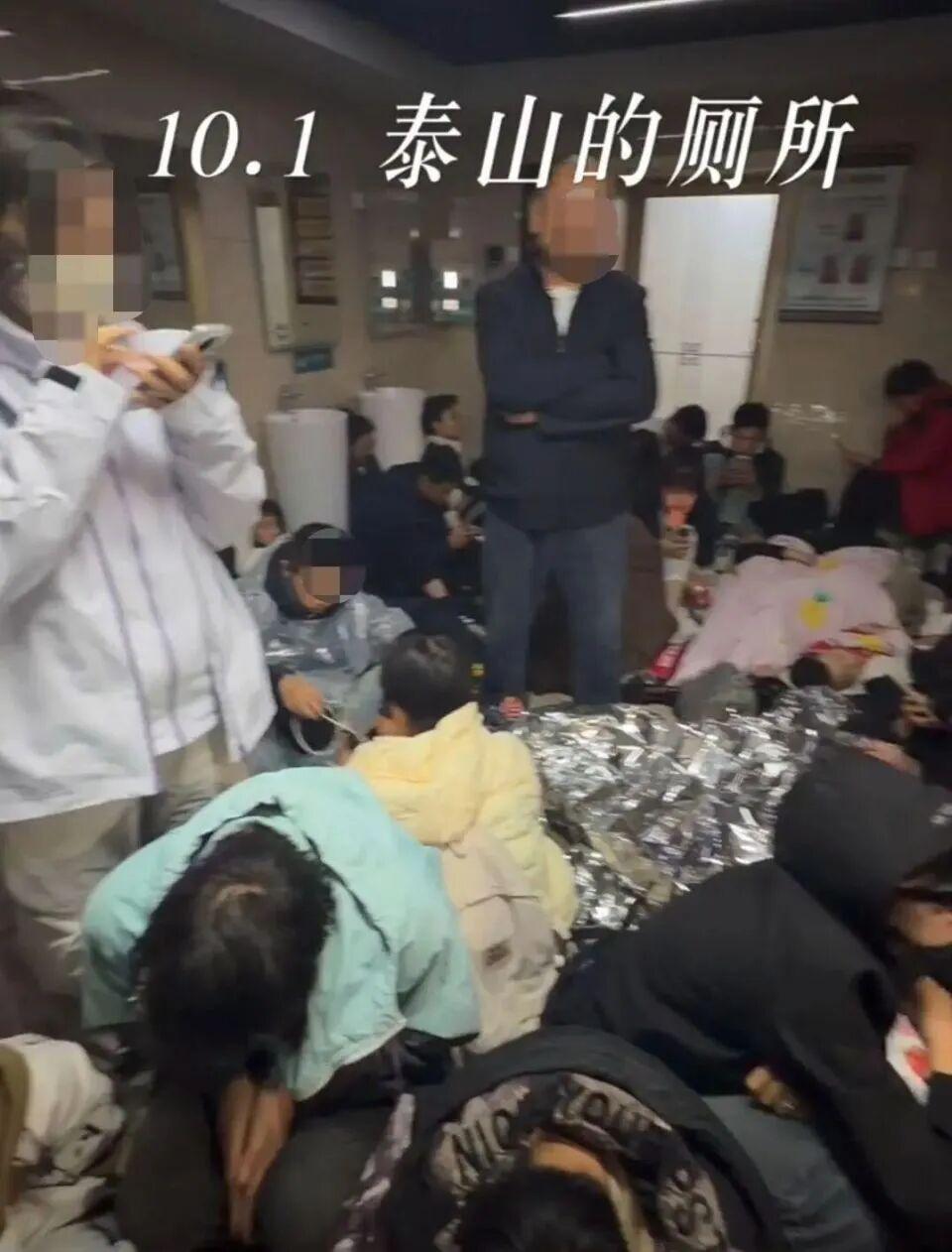 十一的泰山是非爬不可吗？没苦硬吃！
山顶上人挤人就算了，厕所里也是人挤人，男男女