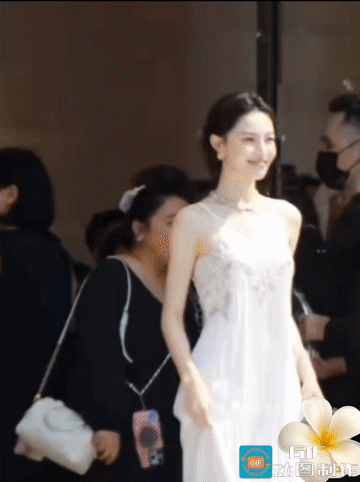 网友说，她走出来那一刻，一束光照在她身上，美的令人窒息！

诚然，阳光下的她仪态