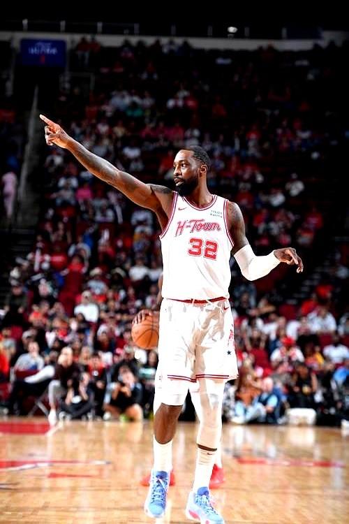 火箭队这操作，有点狠啊！

老范（范弗利特）赛季报销，联盟直接给了个1250万美