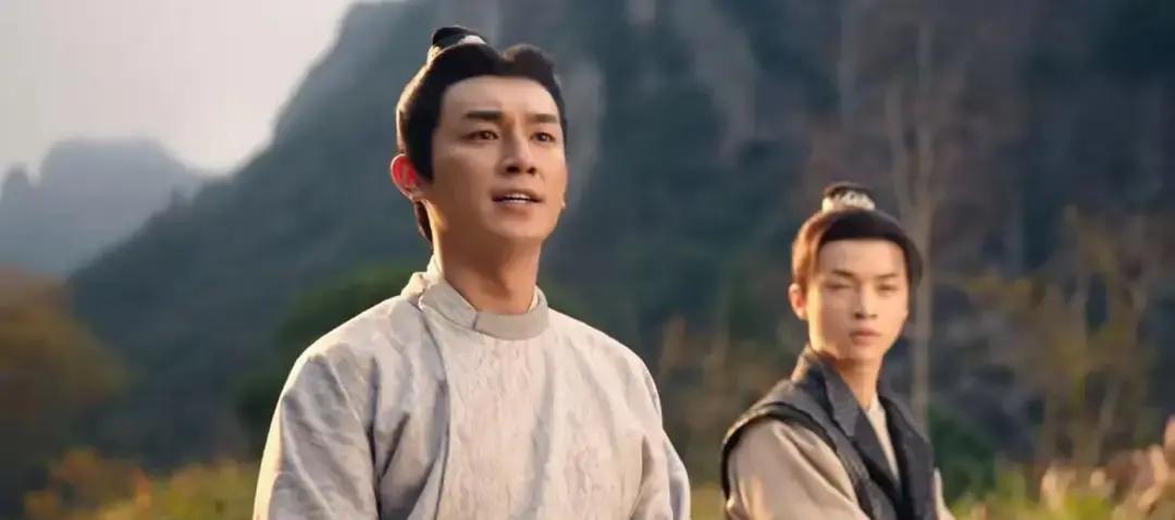 别再盯着卢凌风发腮的脸争论“丑不丑”了。你根本没看懂导演在他法令纹里埋的线。
 