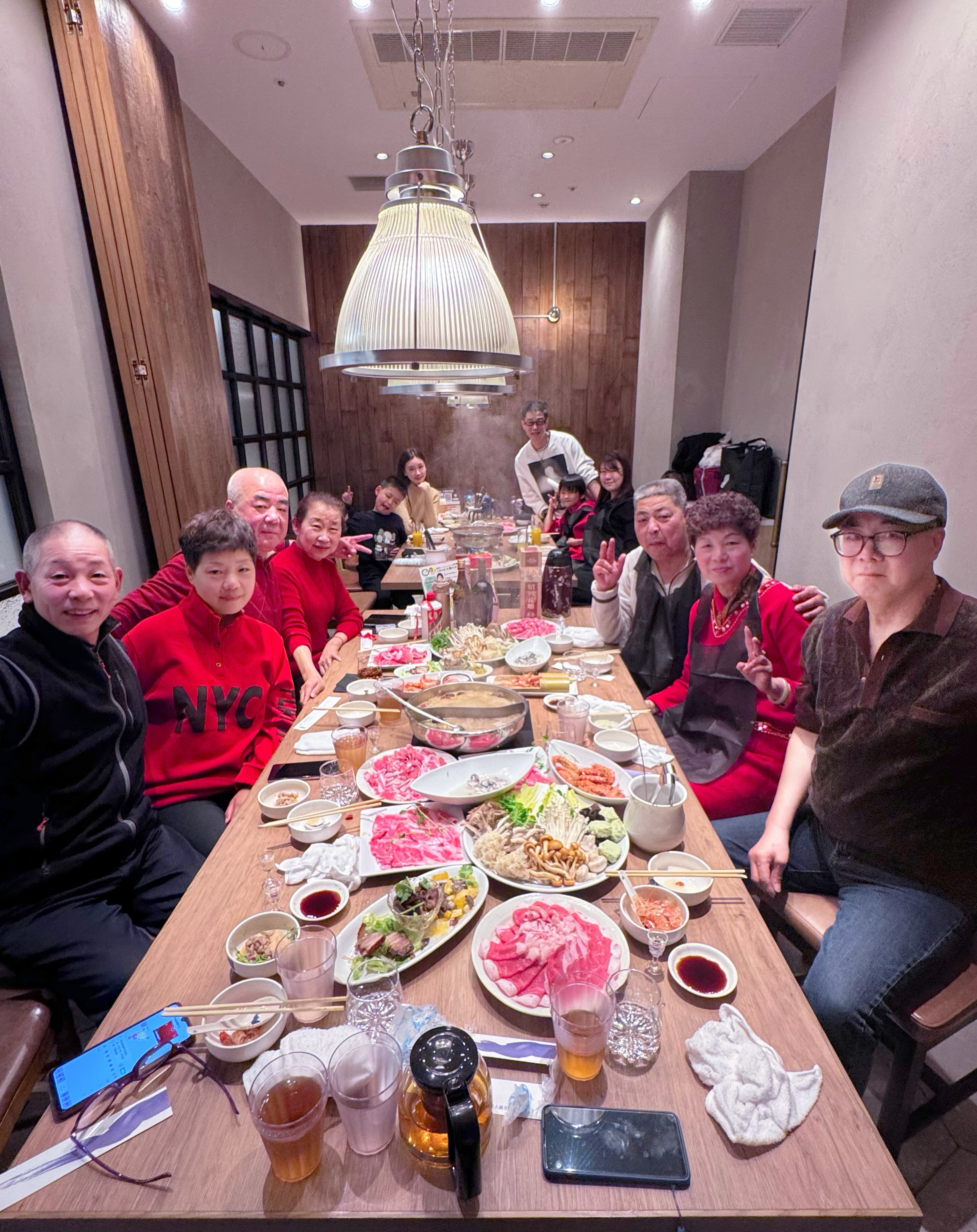 全家相聚一堂来到表哥的店里吃年夜饭喽[招财进宝][好事莲莲][桃花爆棚][金疙瘩