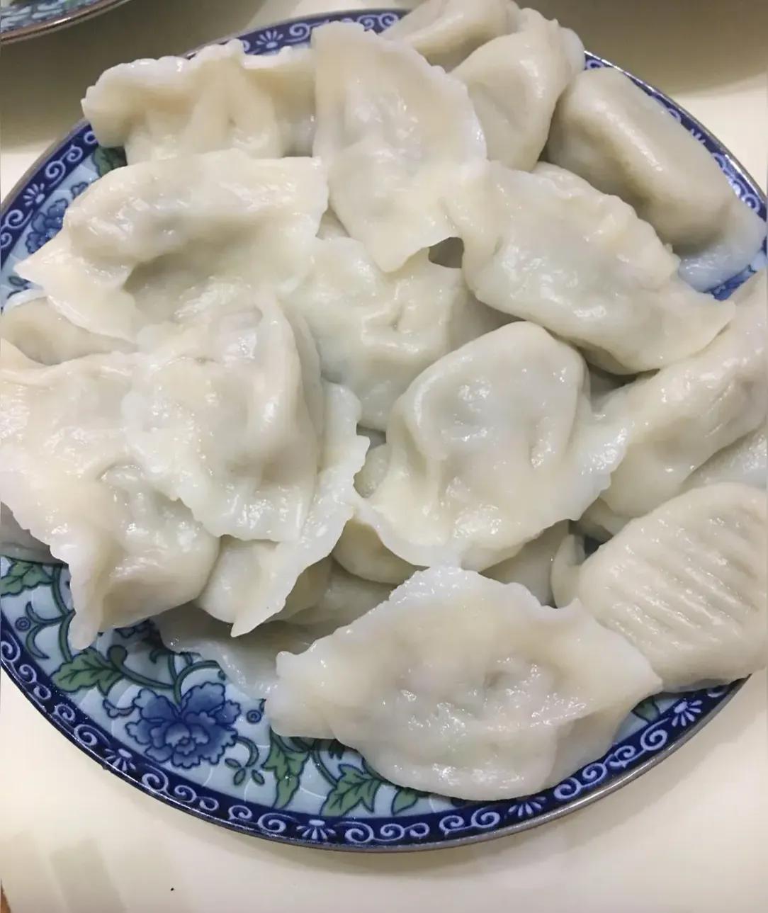 猪肉荠菜馅饺子香得让人直咽口水，夫妻俩一起包饺子的画面太温馨了。头伏吃饺子，这日