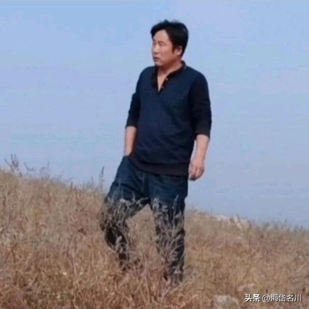站在老家的山岗上，风里全是熟悉的味道
 
脚下的枯草还带着阳光的温度，头顶的蓝天