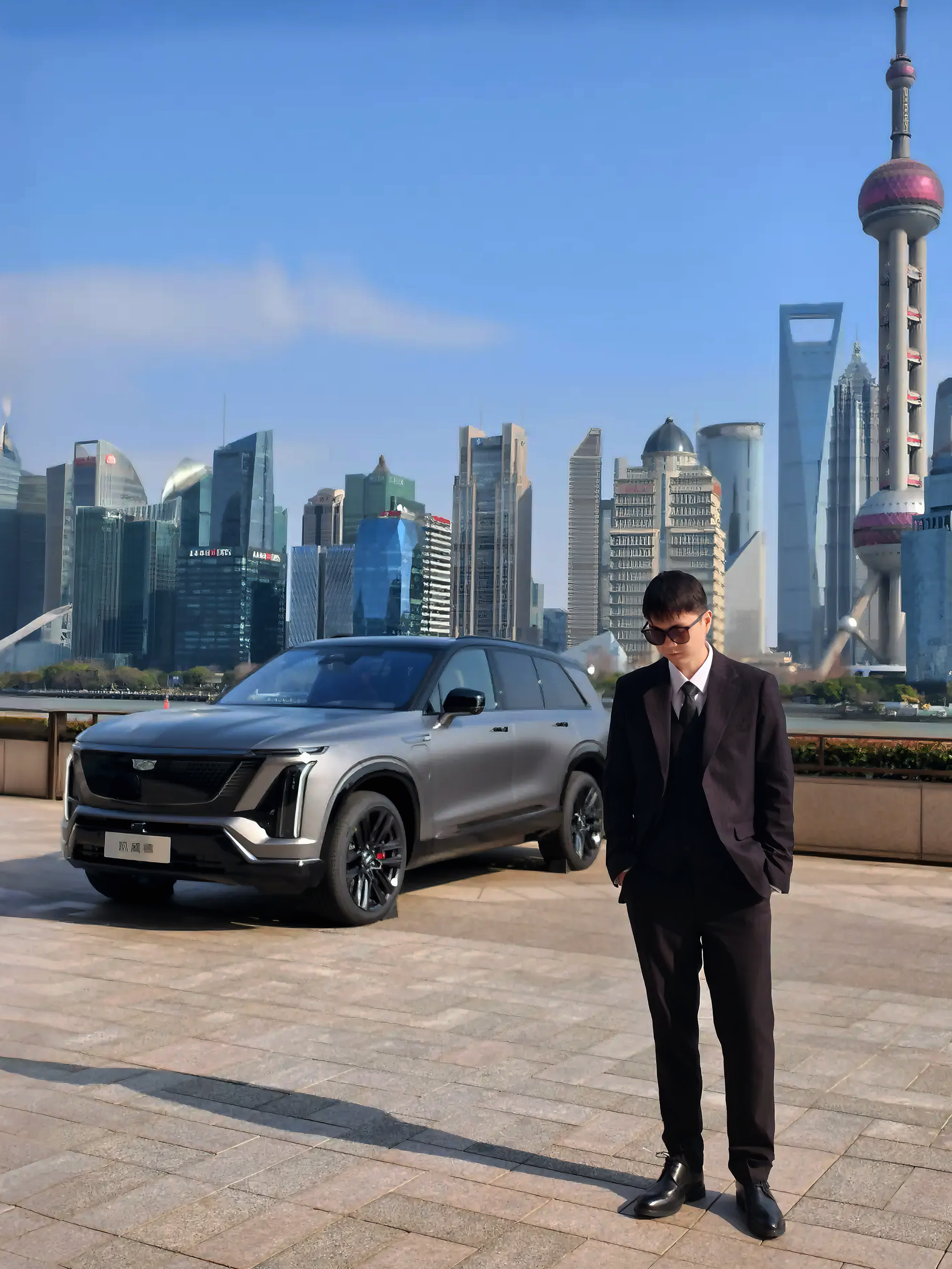 今天，把衣服穿成大人模样和凯迪拉克凯威德+外滩三件套一起合了影见到了周冠宇（凯迪