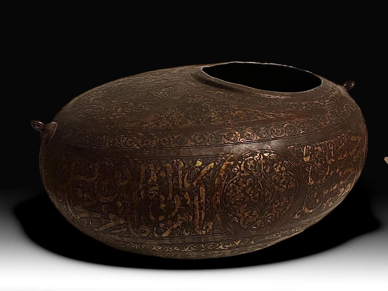 这是18世纪印度德干地区的一只Kashkul（乞讨碗），由金属制成，表面有精细的