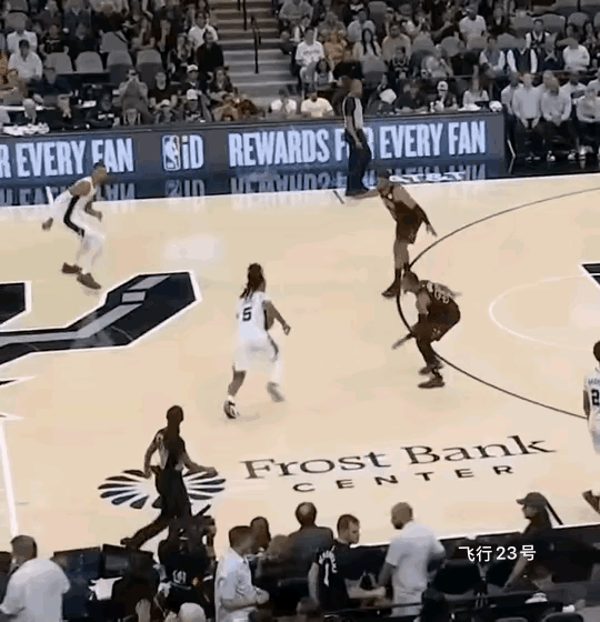 文班亚马，2米26的长人，这招高射炮带后仰带漂移！
防守人还有什么防的？还跳个啥