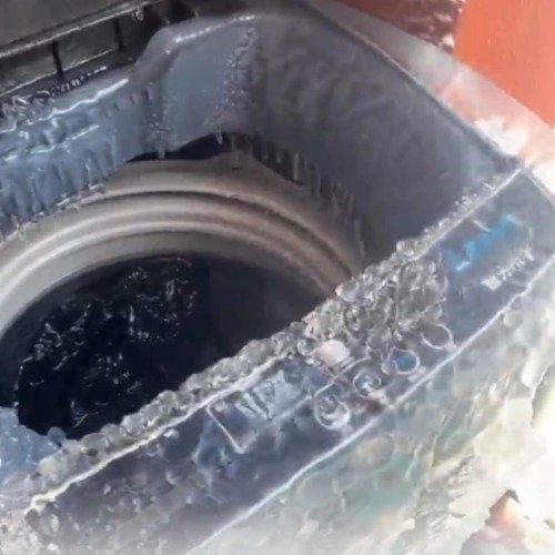 安徽零下12度水管冻裂！阳台秒变冰河世纪，洗衣机被全冰封太揪心
 
安徽遭遇极端