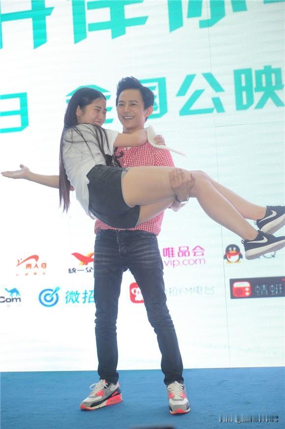 何老师单手公主抱，这位粉丝有福了！