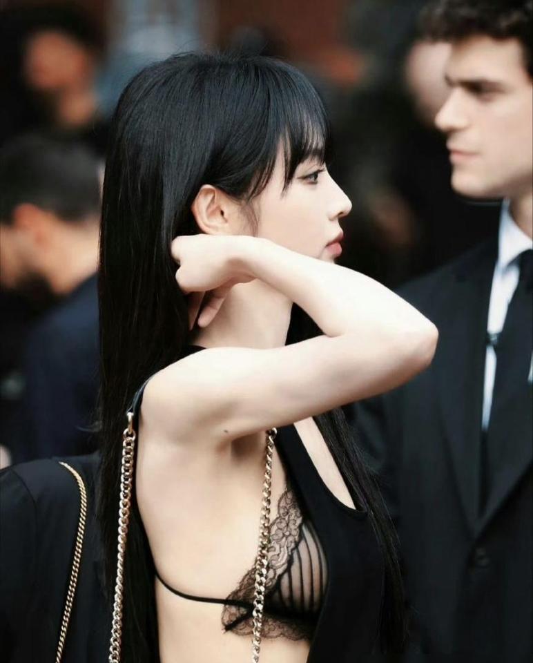看到田曦薇在米兰秀场那身造型了吗？
深V、豹纹，眼神里没有一丝怯场。
这哪还是你