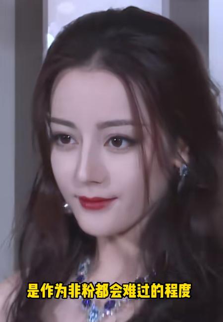 迪丽热巴这次真的太惨了

本来好好的要去巴黎参加时装周
结果在迪拜转机的时候，中