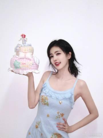 白鹿捧着蛋糕wink白鹿好美萌的蛋糕谁能扛得住白鹿捧着蛋糕wink这一张！这个萌