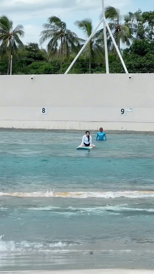 王霏霏乘风破浪的售后来了王霏霏划水艺术家名副其实舞台上实力能打，来到海上依旧气场