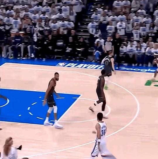 眼睁睁看着他自己把自己绊倒了。
下一秒，哨响了，犯规的是旁边站着的那哥们。
我当