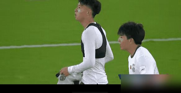 18岁的小将王钰栋，在对阵日本时抽了个筋，差点被口水淹死。

第78分钟倒地那一