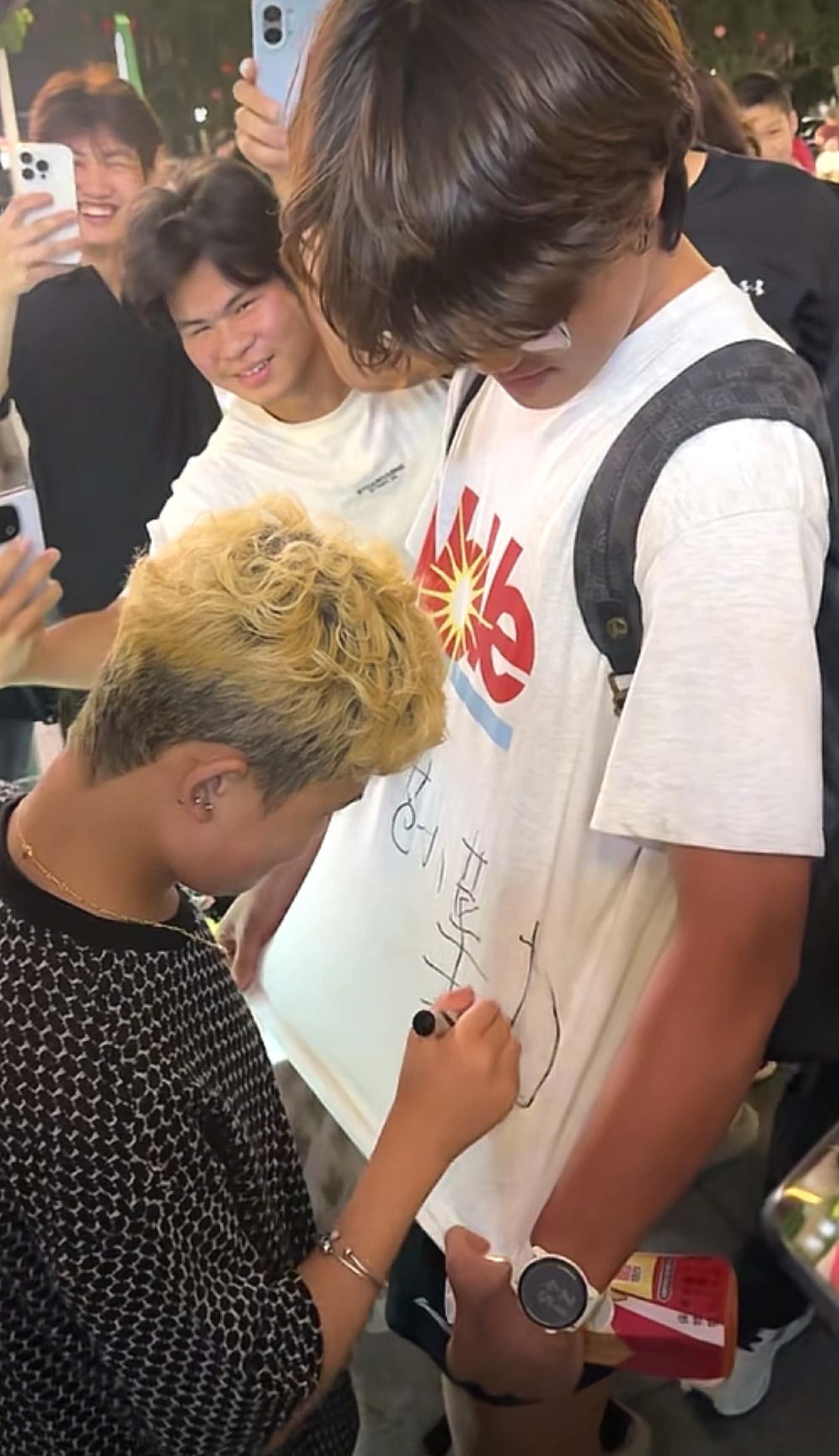 范小勤的财路要断了，已经无法复原首次书法笔迹，但粉丝还是鞠躬感谢，表示要将衣服上
