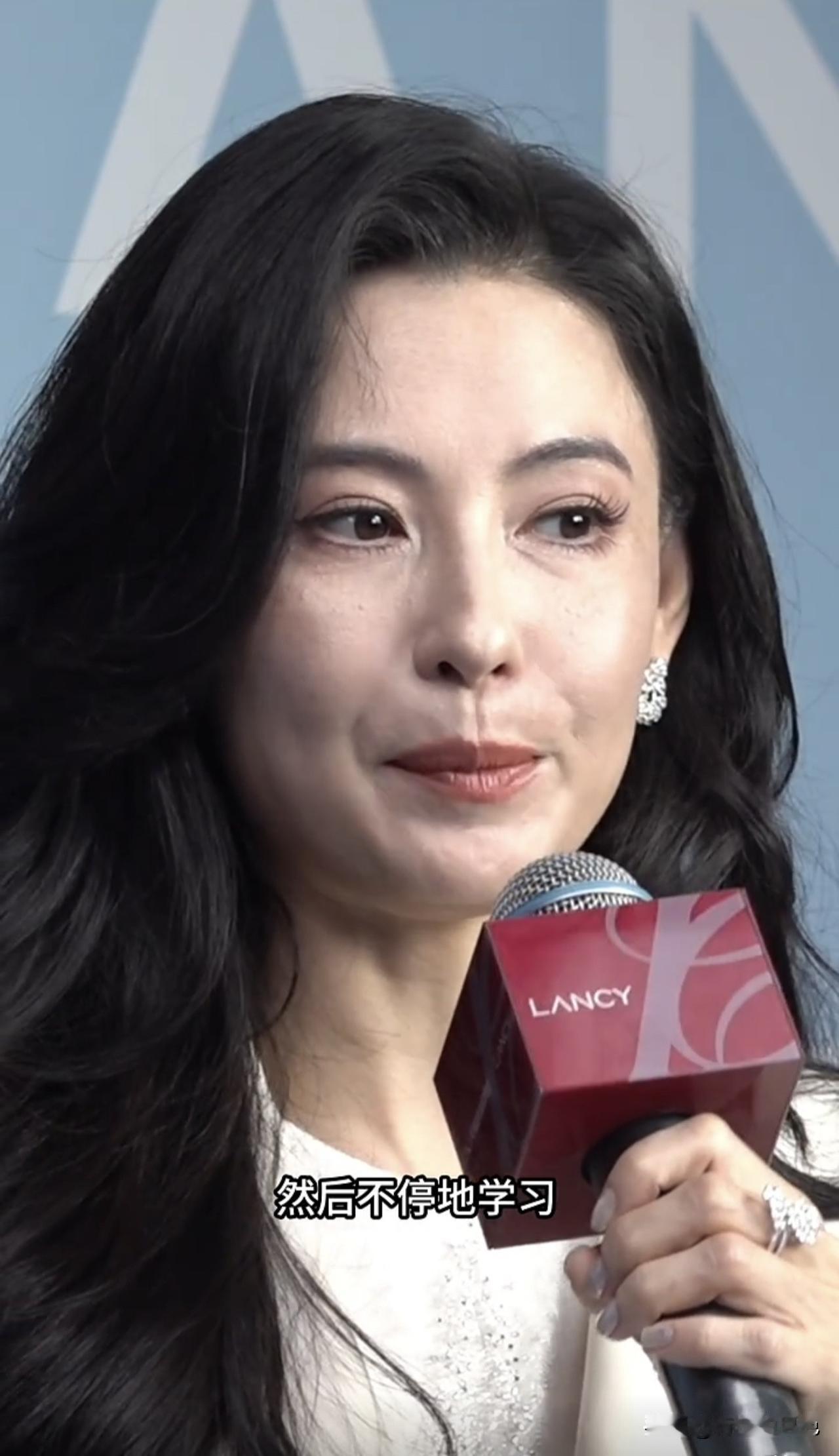 近距离看张柏芝的肤质好好。
