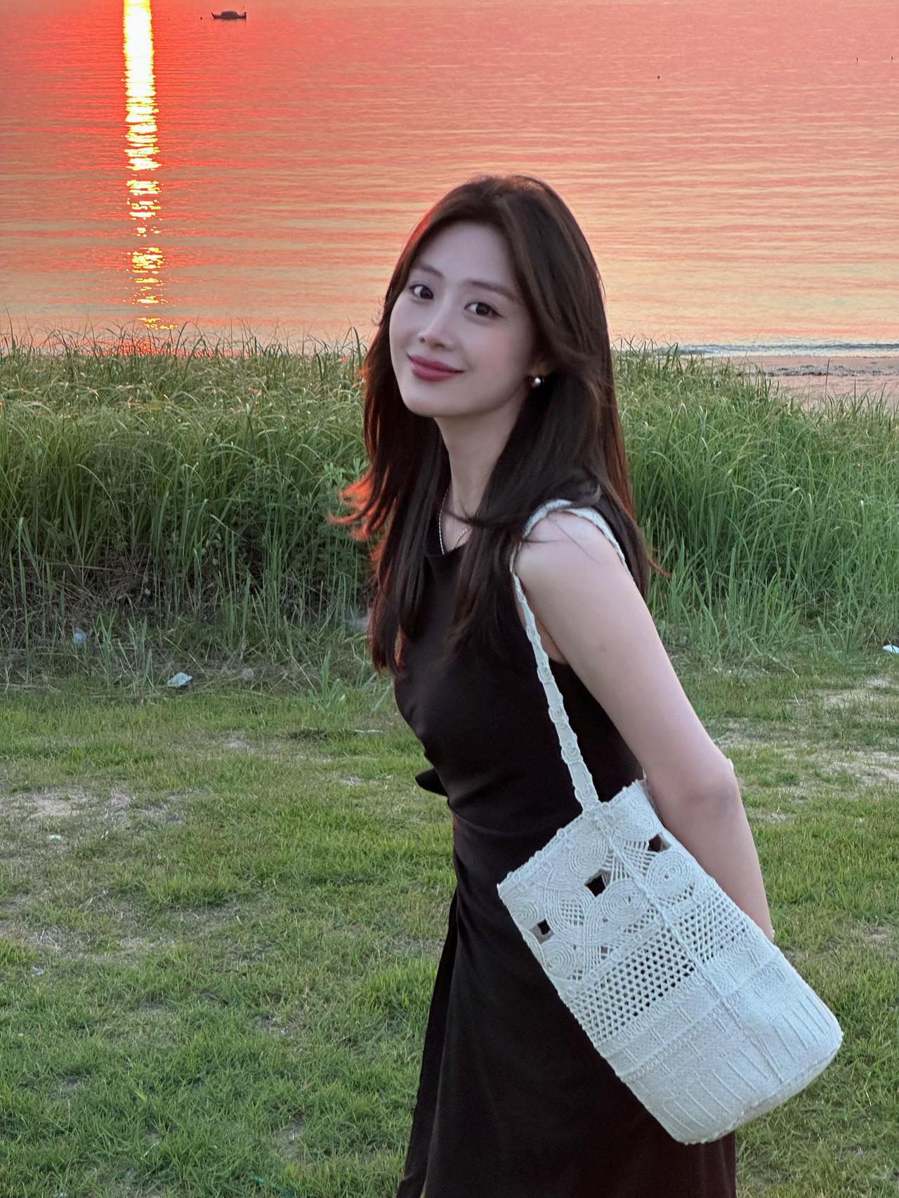 夕阳下的海边漫步温柔时光落日拍照穿搭 气质穿搭