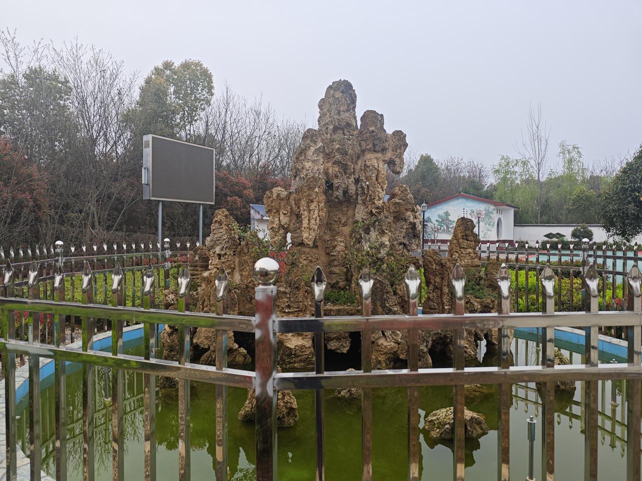 ‘精选国内近10年10个最离谱、反差拉满的奇葩新闻，含你要的“自己举报自己吃空饷