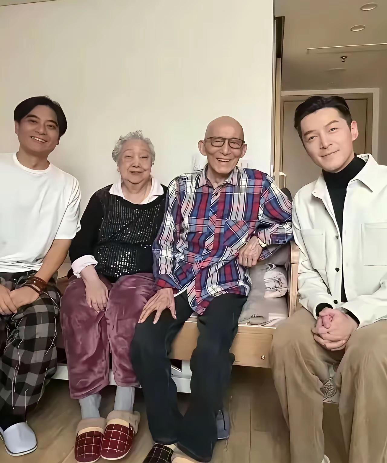 很多人不知道游本昌最后两年是主动搬进养老院的。92 岁那年，他和老伴一起入住，被