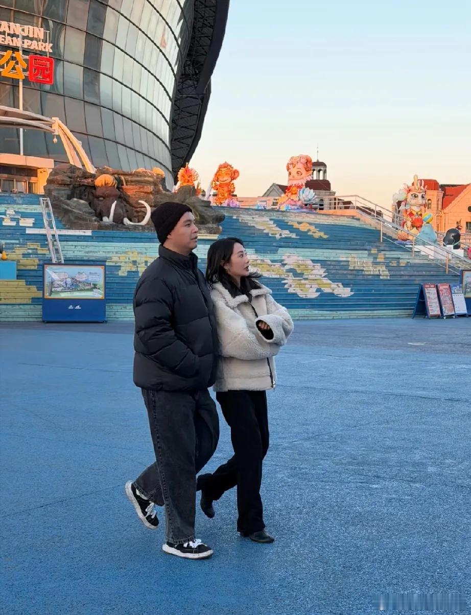 有网友在天津海洋馆偶遇李纯夫妇，李纯私下和电视里一样漂亮，五官精致立体，一看就气