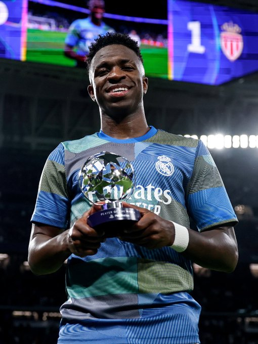 Vini的续约合同即将完成。他再次感受到了队友、教练以及以弗洛伦蒂诺·佩雷斯为首