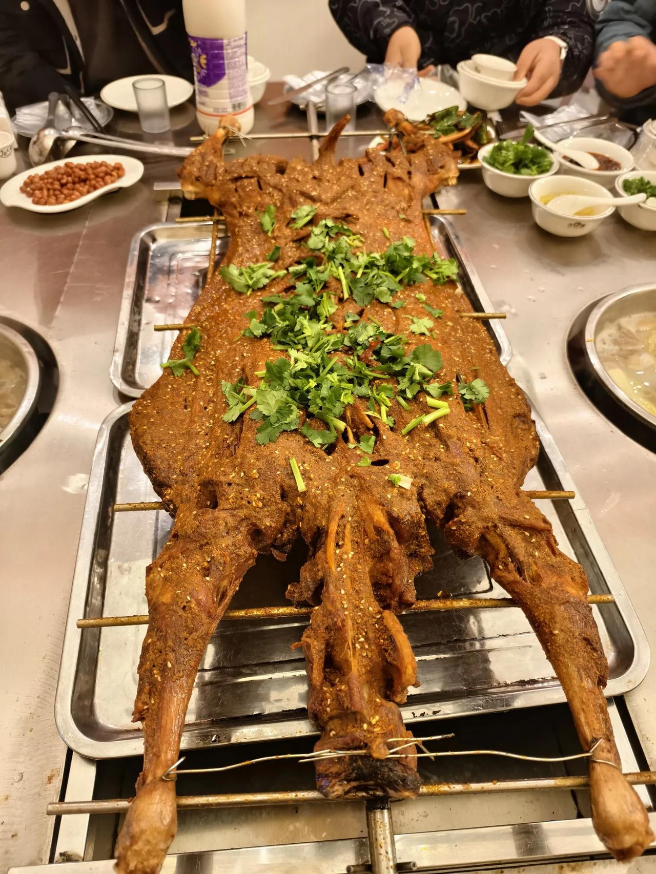 过冬至节
        ——南木子
一年冬至又来到，
夜长昼短风雪闹。
围炉烤