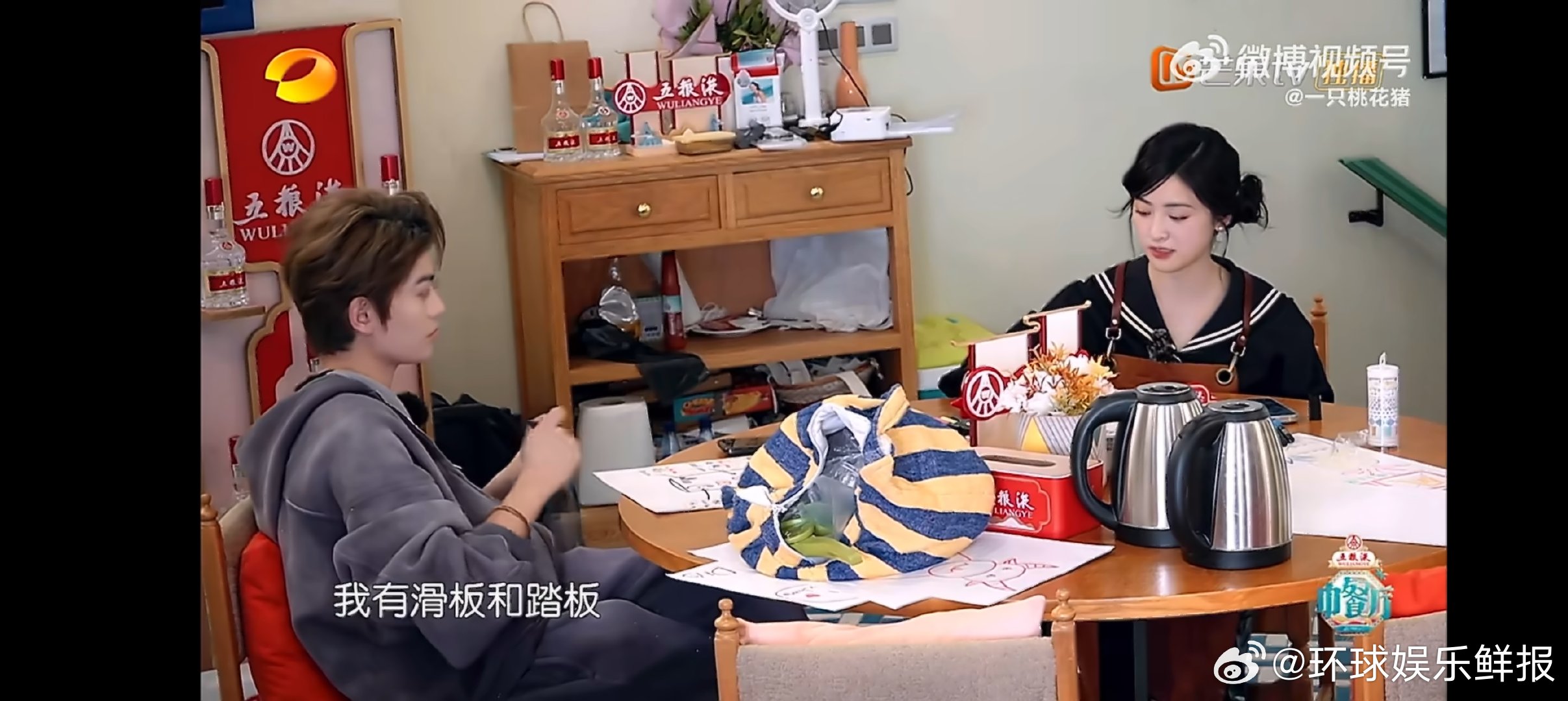 《中餐厅》一句“我有滑板”，原来甜妹还会滑板，这反差感爱了爱了！沈月[超话]沈月
