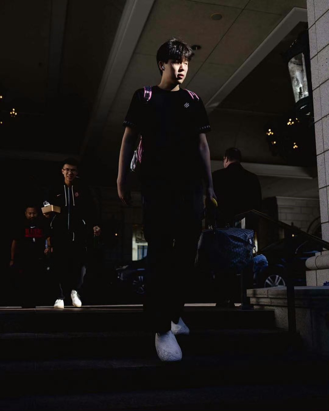 随着开拓者中锋罗威复出主教练斯普里特对于中锋的选择顺序变成了首发克林根———小阵