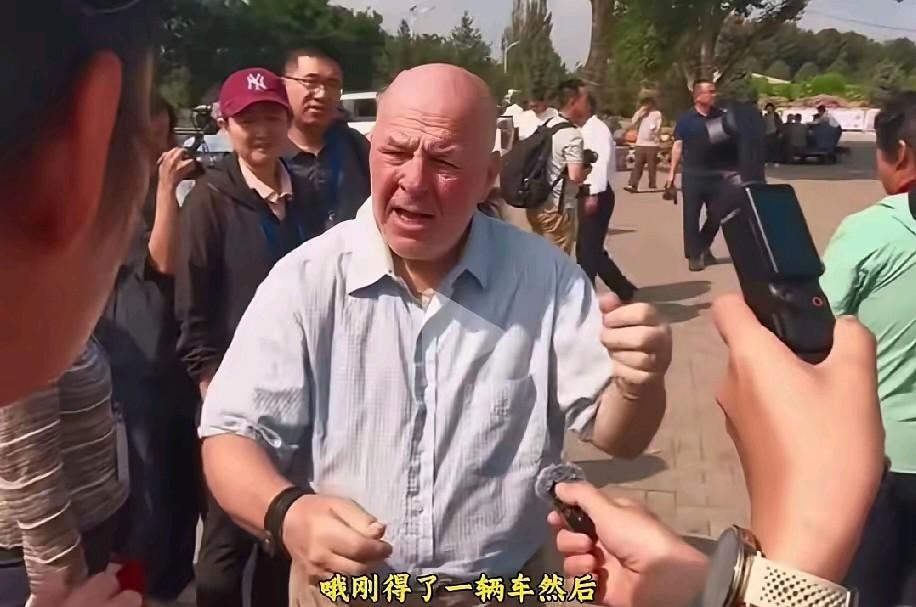 赛考斯参观了殷玉珍种的树后，整个人高兴坏了，对采访他的人介绍他的家庭，他说他有八
