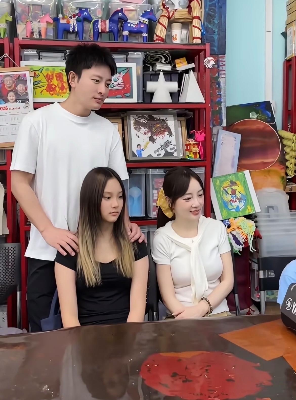 甜馨喊爸爸来帮忙做公益，贾乃亮、李小璐再同框近日，甜馨晒与爸爸妈妈看望康复中心小