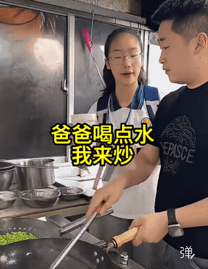 暑期放假了有这样乖巧懂事的女儿，爸爸再辛苦也值得！和那些娇生惯养、四体不勤、一味
