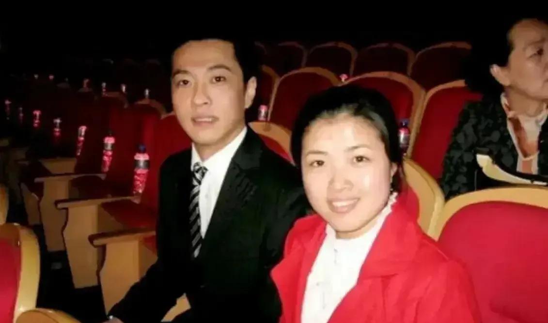 顾国宁的前妻和儿子！顾国宁，这位曾经在荧幕上熠熠生辉的人物，他的人生中有着一段令