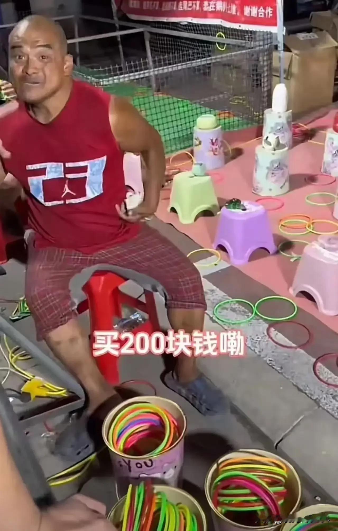泪目！河北残疾男子摆摊啃冷馒头维生，陌生大哥200元圈的举动，看哭全网
 
生活