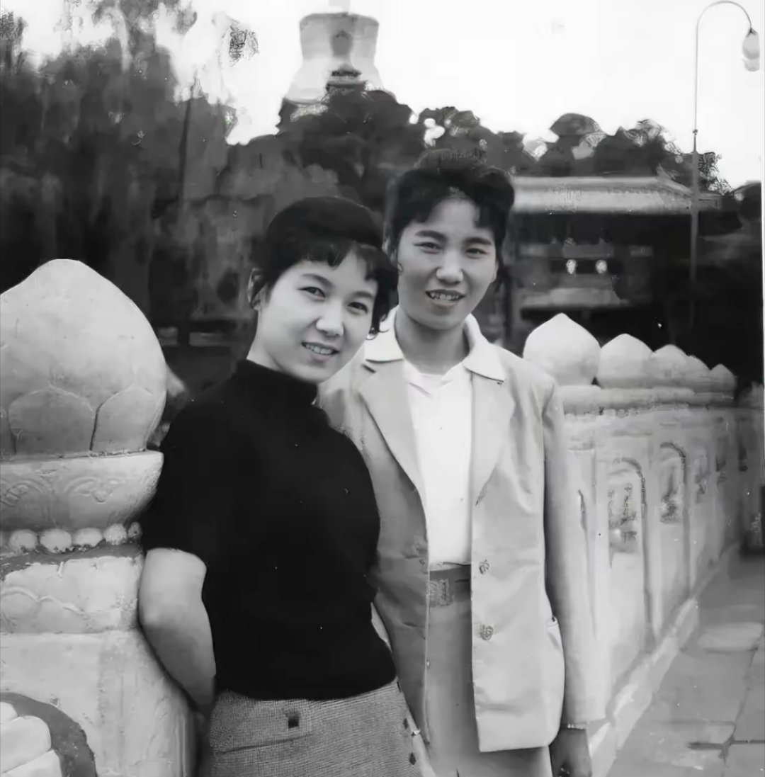 这张照片是1963年，赵丽蓉与新凤霞在北京北海公园的合影，真的十分珍贵。那时的她