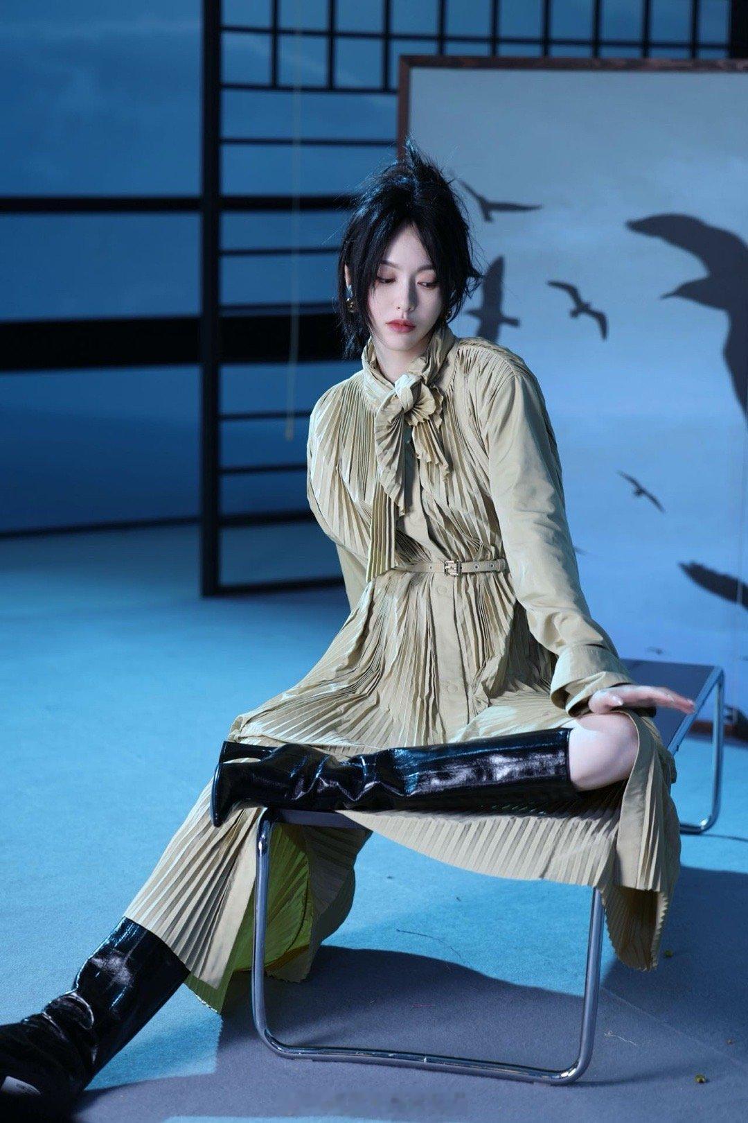 唐嫣现代侠女 唐嫣再次用实力证明什么叫时尚天花板！先锋意境大片里，她化身现代侠女