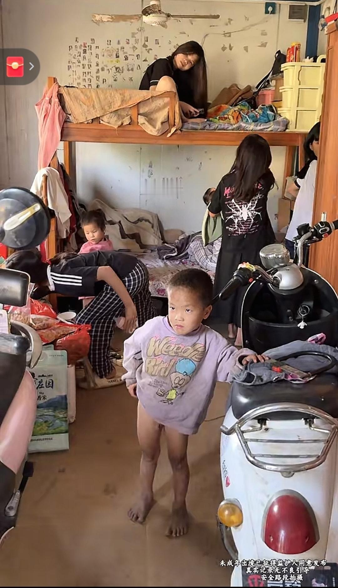 雷州某村一位父亲离世，留下11个孩子和一位傻老婆，最小的才五个月大

雷州半岛的