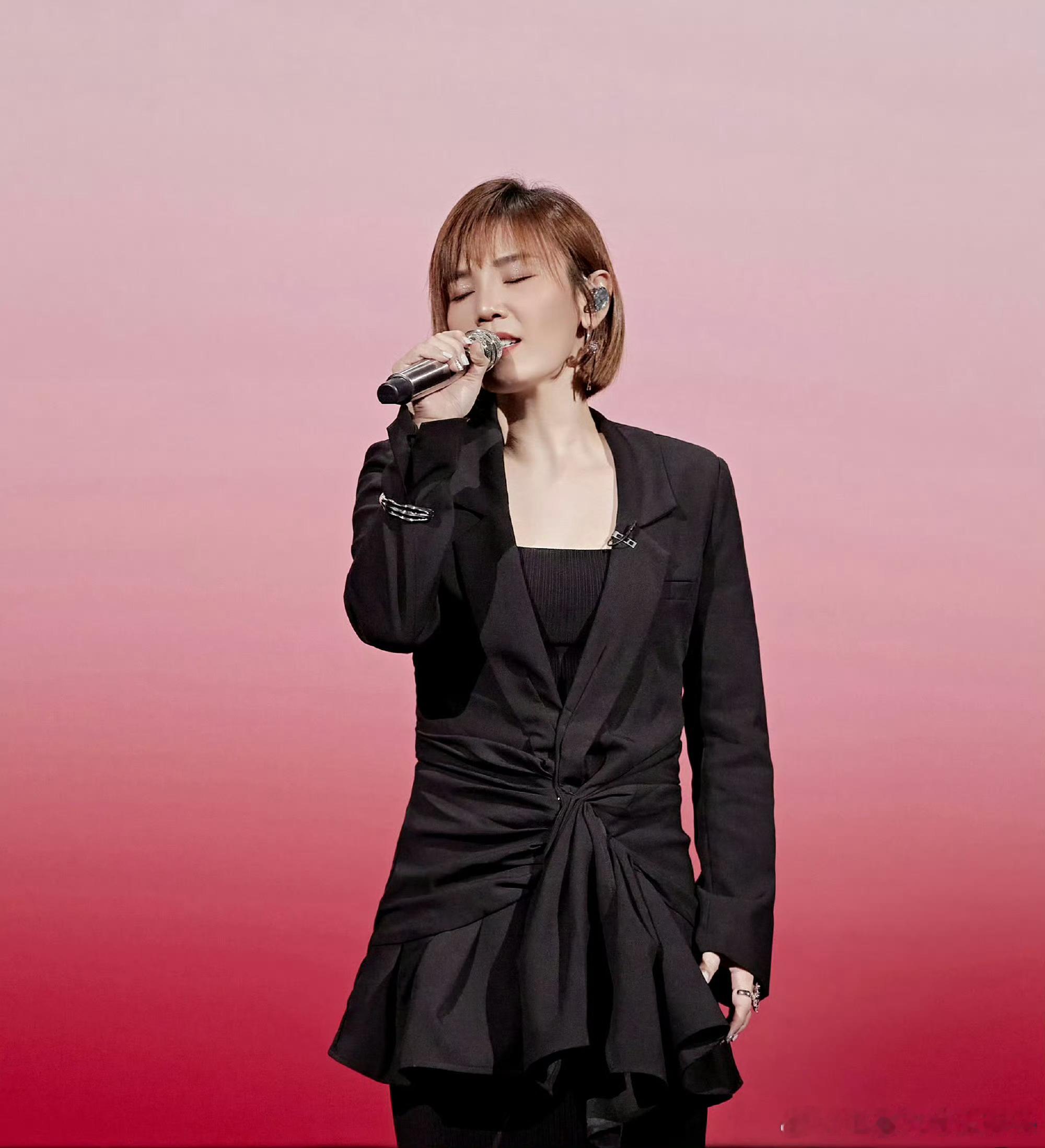 #姐别卖房子了内娱需要你# 谁听了李佳薇的歌曲《那一瞬间》不说一句绝啊[赢牛奶]